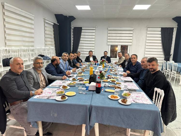 2001 RUHU YENİDEN BULUŞTU: ESKİ AK PARTİ KURUCULARI İFTARDA BİR ARAYA GELDİ