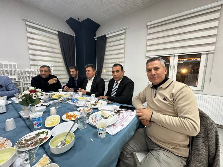 2001 RUHU YENİDEN BULUŞTU: ESKİ AK PARTİ KURUCULARI İFTARDA BİR ARAYA GELDİ